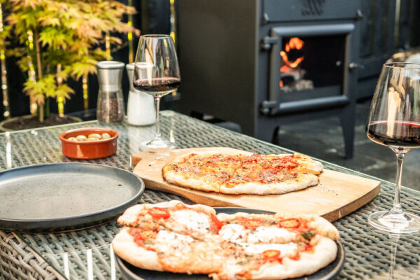 ESSE garden stove pizza and wine on table